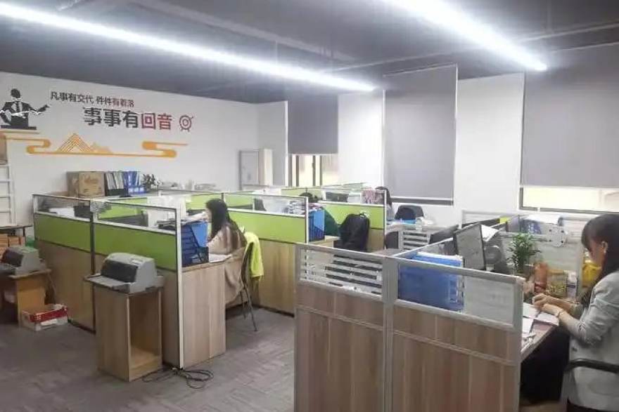 天天体育编辑部工作场景